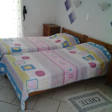 Robin's Nest Apartment Afrata